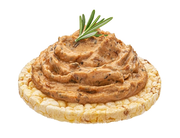 Pate su torta di riso gonfiato isolato su sfondo bianco con percorso di taglio