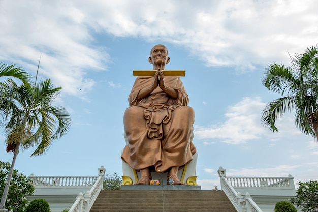Pathum Thani Thailandia - 22 gennaio 2022: Grande statua in bronzo di Somdet Budhacariya (Toh Brahmaransi) Punto di riferimento di Wat Bot situato a Sam Khok Pathum Thani Thailandia.