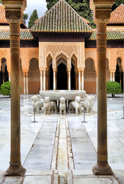 Patio dei Leoni (El Patio de los Leones) nell'Alhambra