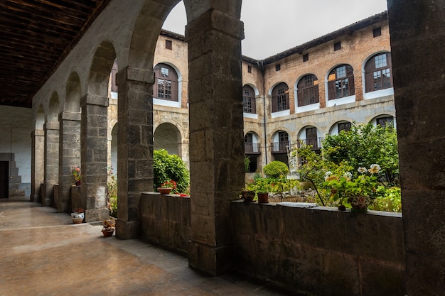 Patio del vecchio monastero di Santa Clara nella città di Azkoitia vicino al fiume Urola. Fondata da Don Pedro de Zuazola, Gipuzkoa. Paesi Baschi