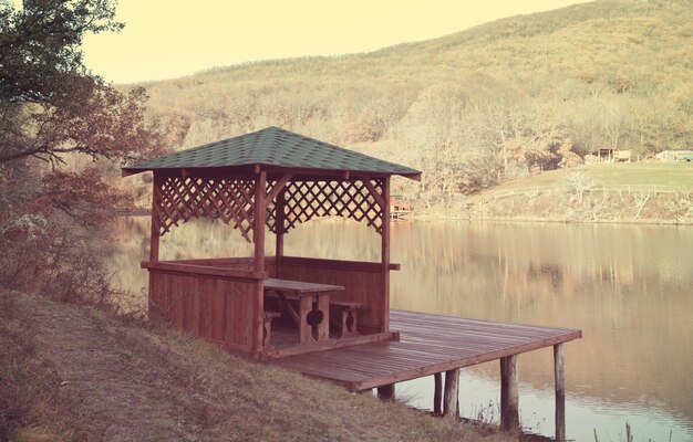 Patio in legno sul lago