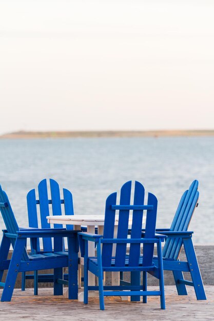 Pation con mobili blu sulla spiaggia.