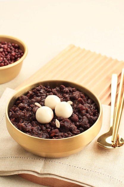 Patjuk o porridge di fagioli rossi condita con torta di riso rotonda, mangiare al festival del solstizio d'inverno, copia spazio per il testo