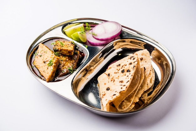Patodi Rassa Bhaji o patwadi Sabji, una popolare ricetta piccante del Maharasht servita con Chapati e insalata. Messa a fuoco selettiva