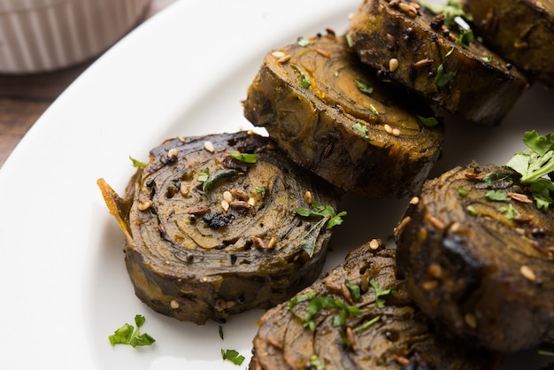 Patra o Paatra o Alu Vadi è una popolare ricetta di snack maharashtrian e Gujrati realizzata con foglie di colocasia, farina di riso e spezie aromatiche, tamarindo e jaggery, messa a fuoco selettiva