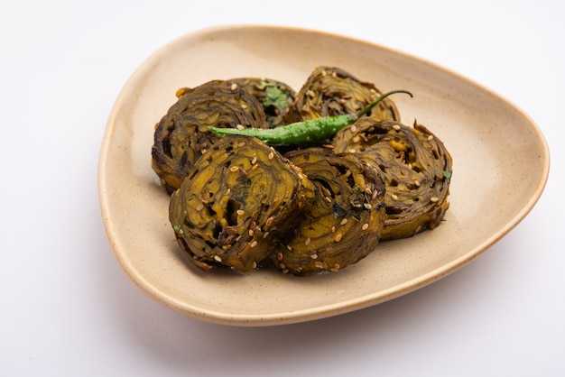 Patra o Paatra o Patrode o Alu Vadi è una popolare ricetta di snack maharashtrian e Gujrati realizzata con foglie di colocasia, farina di riso e aromi, spezie, tamarindo e jaggery