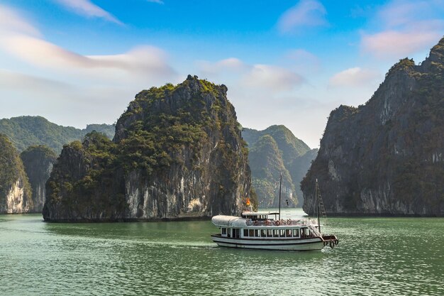 Patrimonio naturale mondiale Baia di Halong Vietnam