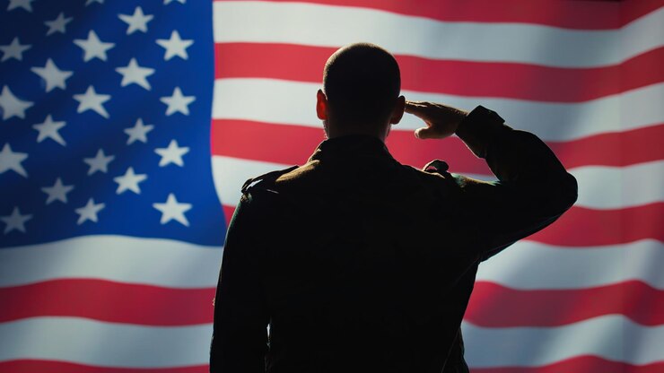 Foto patriota americano che saluta con il gesto della mano verso la bandiera degli stati uniti