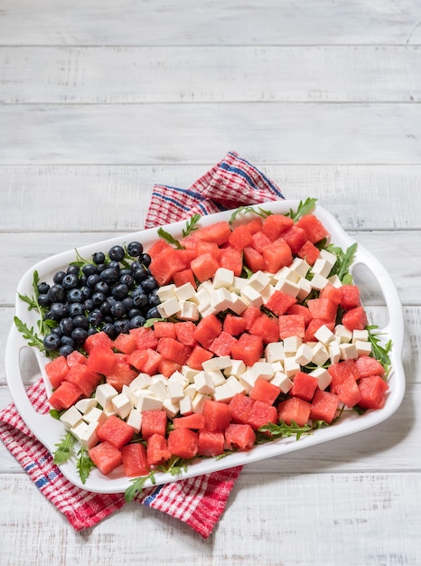 Patriottica insalata bandiera americana con mirtilli, anguria e feta