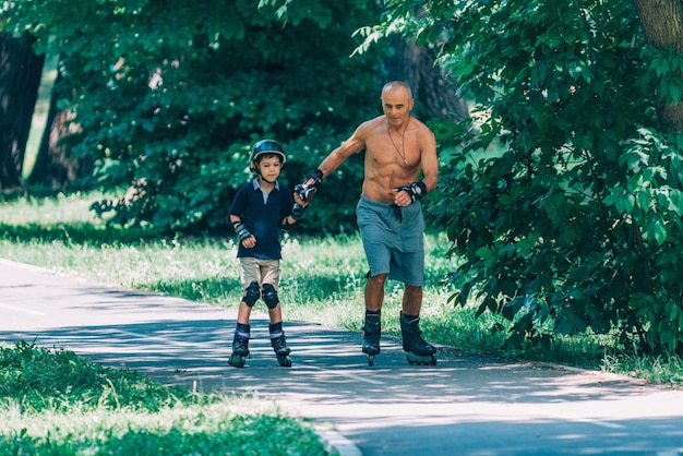 Pattinaggio a rotelle nel parco con il nonno