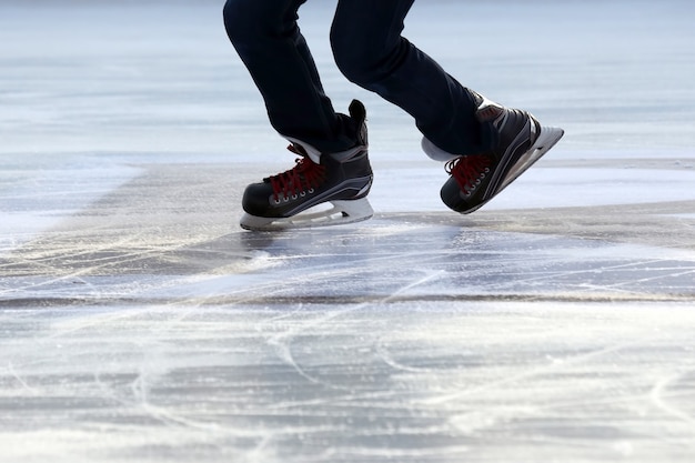 Pattinaggio sul ghiaccio a piedi persona sulla pista di pattinaggio