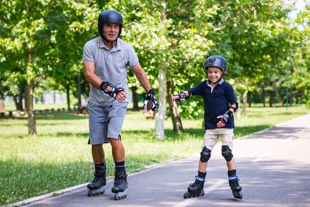 Pattinare nel parco con il nonno