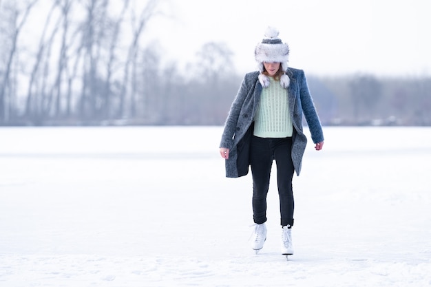 Pattinare su un laghetto ghiacciato in inverno