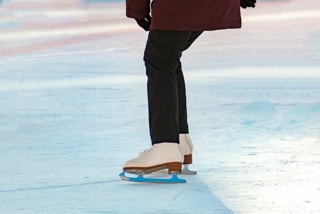 Pattinare sul ghiaccio donna sulla pista