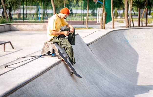 Pattinatore amputato che trascorre del tempo allo skatepark. concetto di disabilità e sport