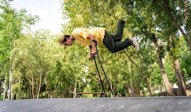 Pattinatore amputato che trascorre del tempo allo skatepark. concetto di disabilità e sport