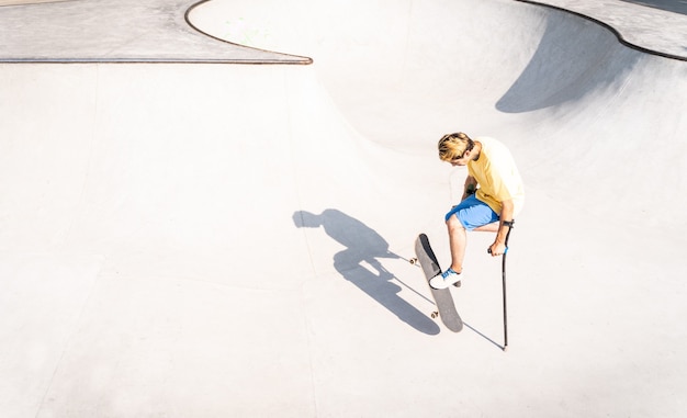 Pattinatore amputato che trascorre del tempo allo skatepark. concetto di disabilità e sport