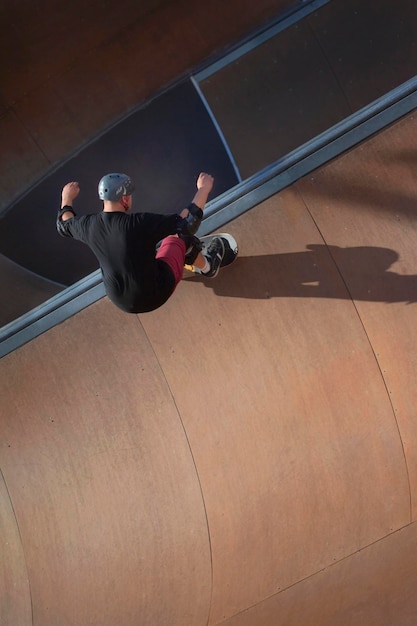 Pattinatore in uno skatepark