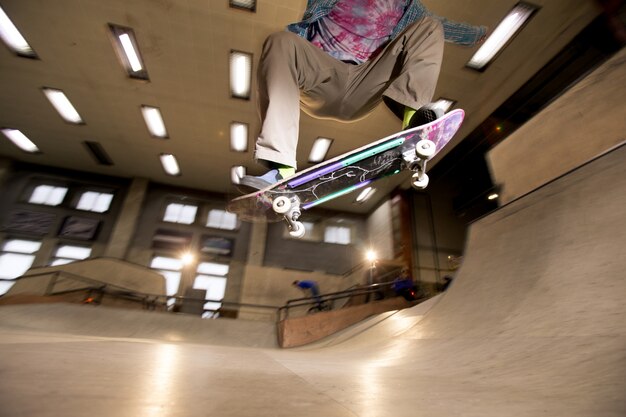 Pattinatore lanciando skateboard