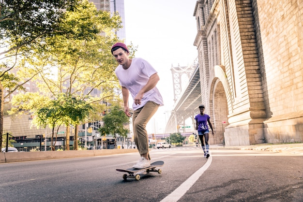 Pattinatori che si allenano in uno skate park a New York