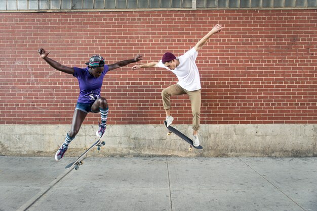 Pattinatori che si allenano in uno skate park a New York