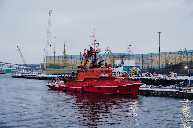 Pattugliatore rosso sull'acqua nel porto