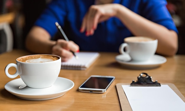 Pausa caffè al ristorante per prendere appunti