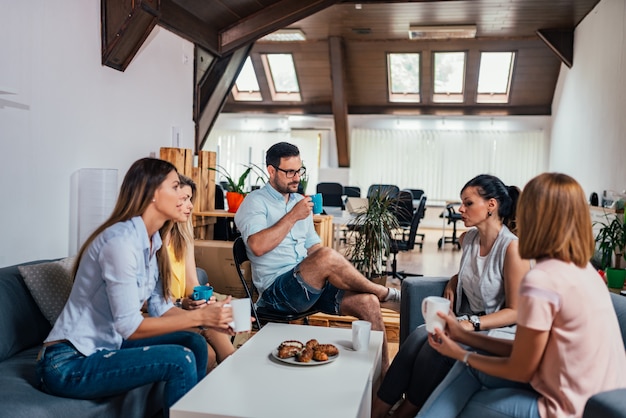 Pausa caffè. Amici che parlano.