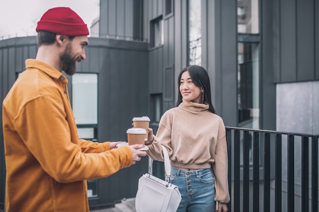 Pausa caffè. Giovane uomo e donna che si incontrano per prendere una tazza di caffè insieme