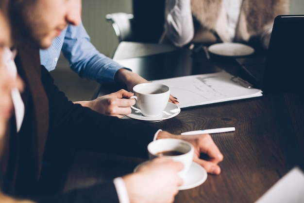 pausa caffè in ufficio i dipendenti stanno discutendo