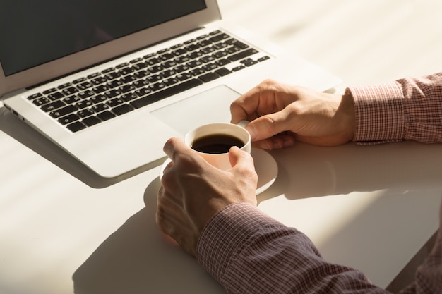 Pausa caffè in ufficio luminoso