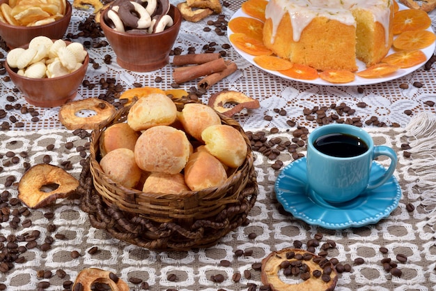 Pausa caffè Pao de Queijo Pane al formaggio e tazza di caffè