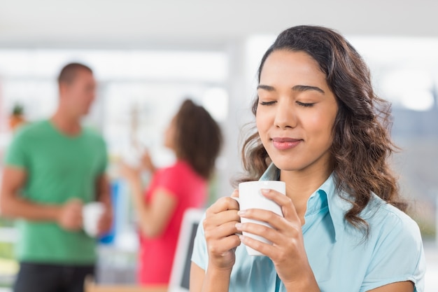 Pausa caffè per un giovane designer