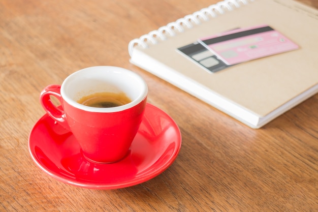 Pausa caffè sul tavolo di lavoro aziendale