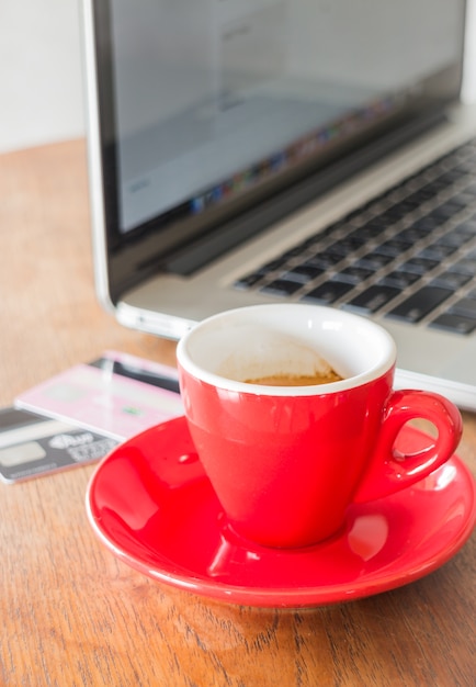 Pausa caffè sul tavolo di lavoro aziendale