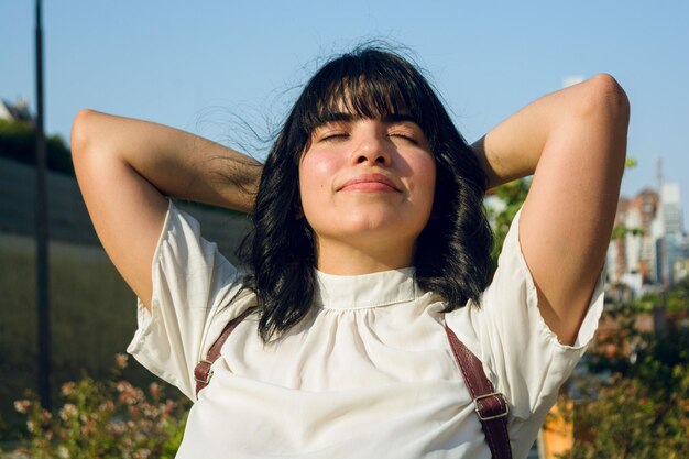 Pausa da una lunga lezione all'università donna con gli occhi chiusi respirando