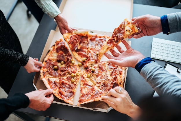 Pausa pranzo. Mangiare la pizza