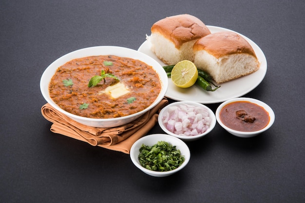 Pav Bhaji indiano piccante fast food con pane, cipolla e burro, cibo indiano, cibo di Mumbai