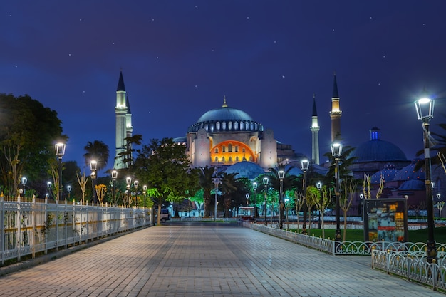 Pavimentazione di fronte alla Moschea Blu di notte