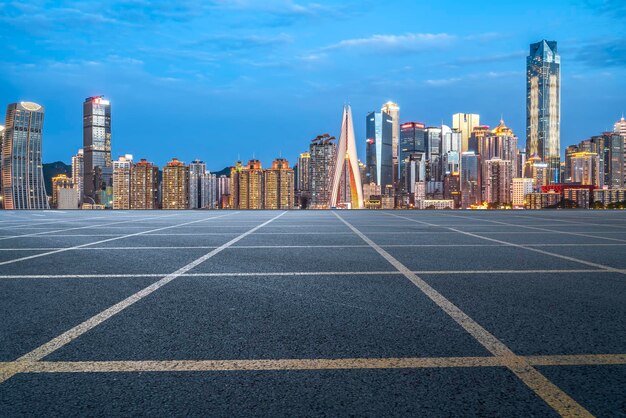 Pavimentazione in asfalto e skyline di edifici urbani