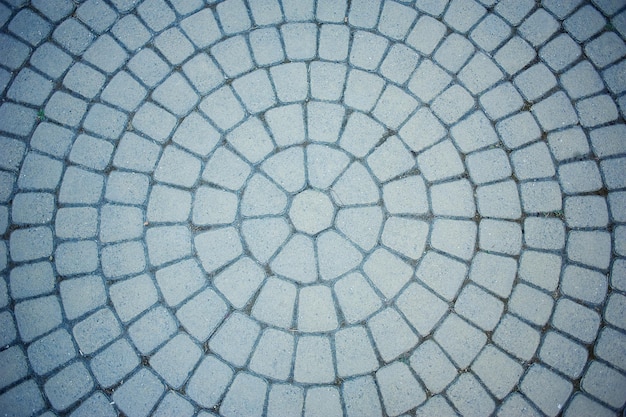 Pavimentazione lastricata di pietra in un cerchio Il grigio centro storico