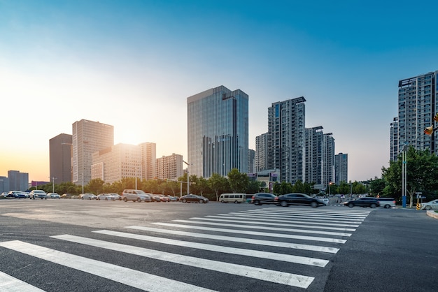 Pavimentazione stradale e edificio moderno nel distretto finanziario di Jinan