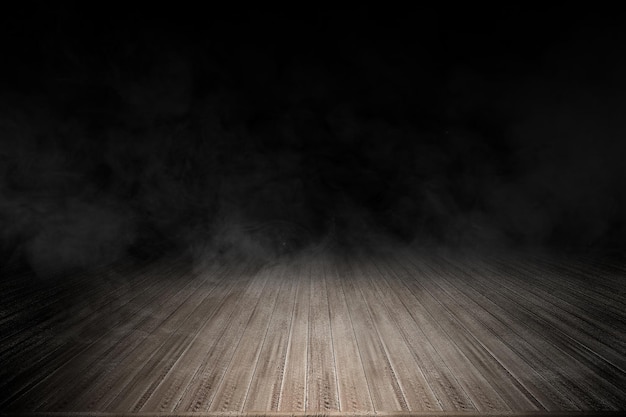 Pavimento in legno con fumo bianco su sfondo scuro