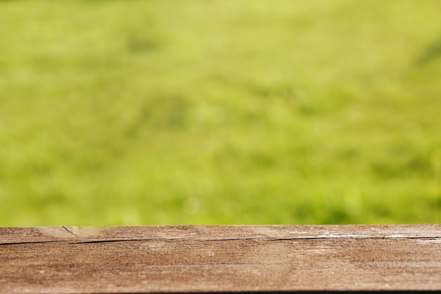 Pavimento in legno con sfondo sfocato alberi