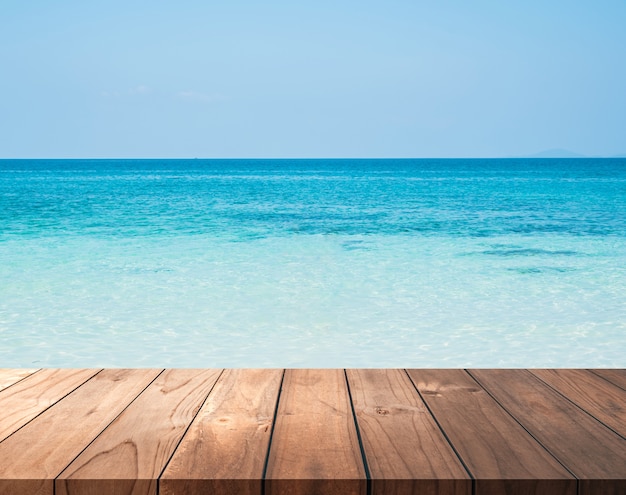 pavimento in legno marrone con sfondi blu del mare per i prodotti di visualizzazione