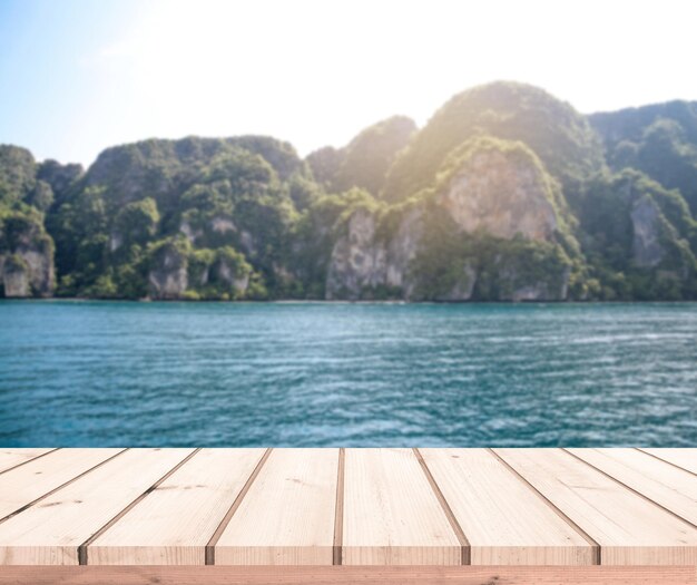 pavimento in legno o tavolo in legno con sfondo di isole marine per l'esposizione del prodotto