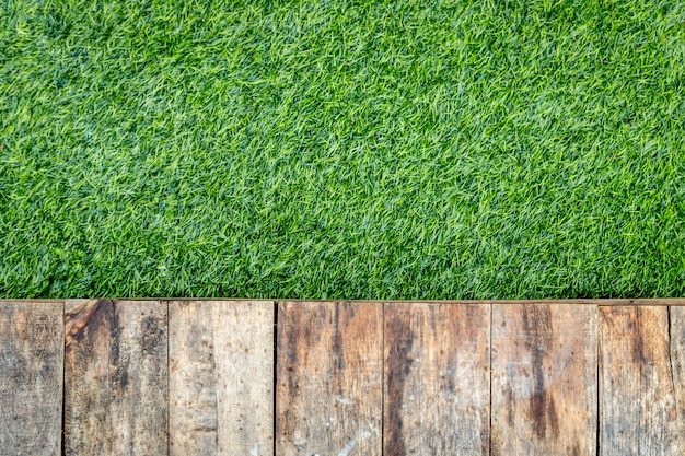 Pavimento in legno sulla trama di erba artificiale
