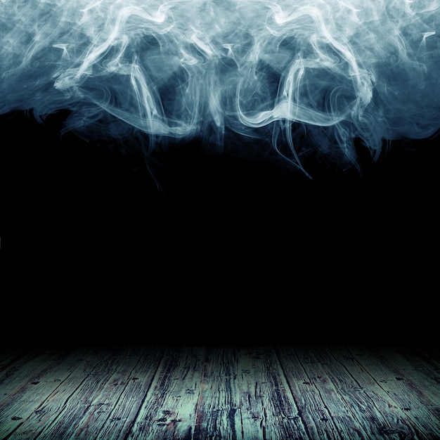 Pavimento in legno sullo sfondo di nuvole di fumo