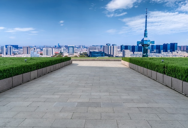 Pavimento in mattoni vuoto con sfondo skyline della città