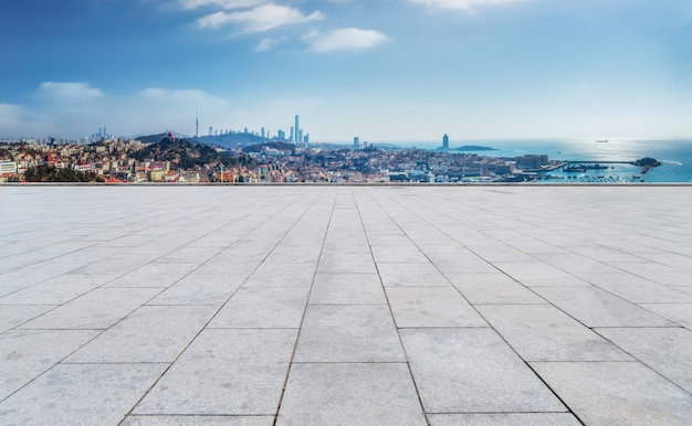 Pavimento in mattoni vuoto con sfondo skyline della città